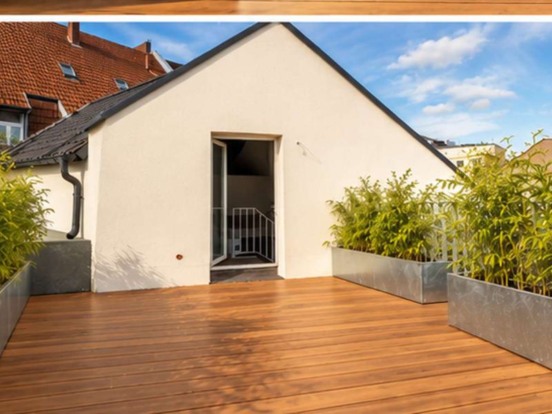 Blick auf die Wohnung mit Visualisierung von Bambusdielen und Bepflanzung