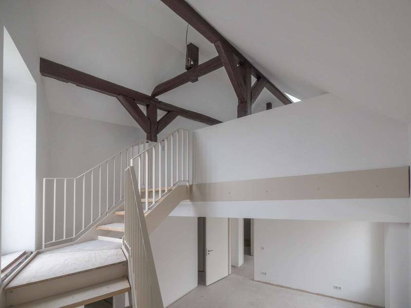 Blick von der Treppe in den Wohnbereich