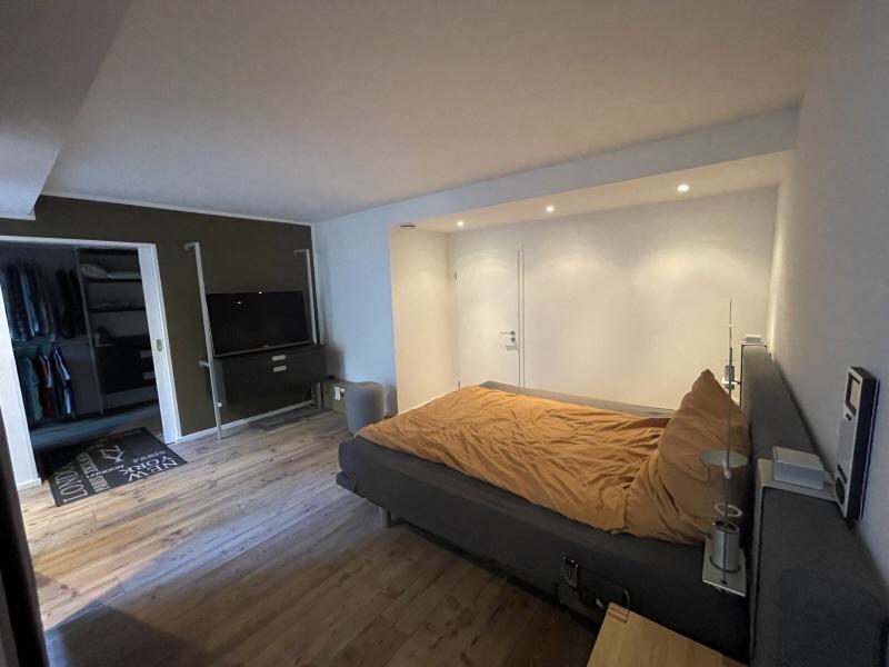 Schlafzimmer mit angrenzendem Badezimmer und begehbarem Kleiderschrank