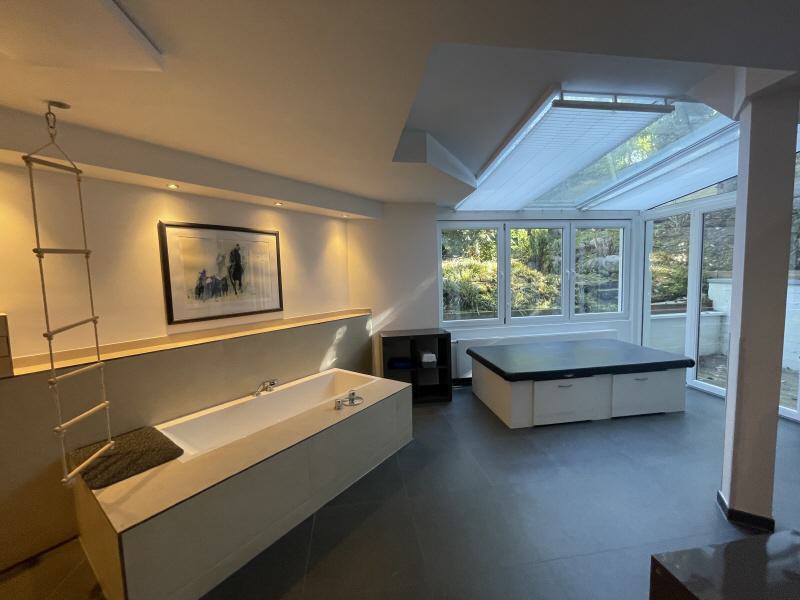 Offenes und lichtdurchflutetes Badezimmer