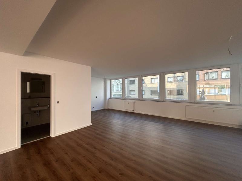 Wohnküche mit Fensterfront zur Friedrichstraße