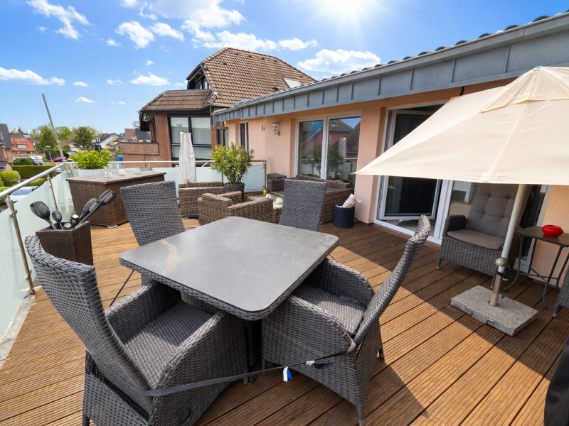 Moderne Dachterrasse mit Essbereich