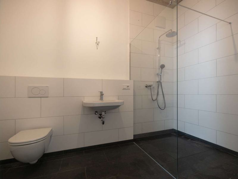 Bad mit bodentiefer Rainshower-Dusche