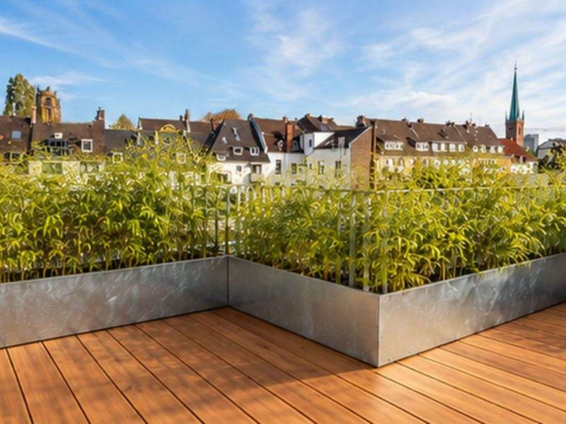 Dachterrasse, Panorama u. Geländer real, Bambus-Terrassenbelag und Bepflanzung KI-generiert