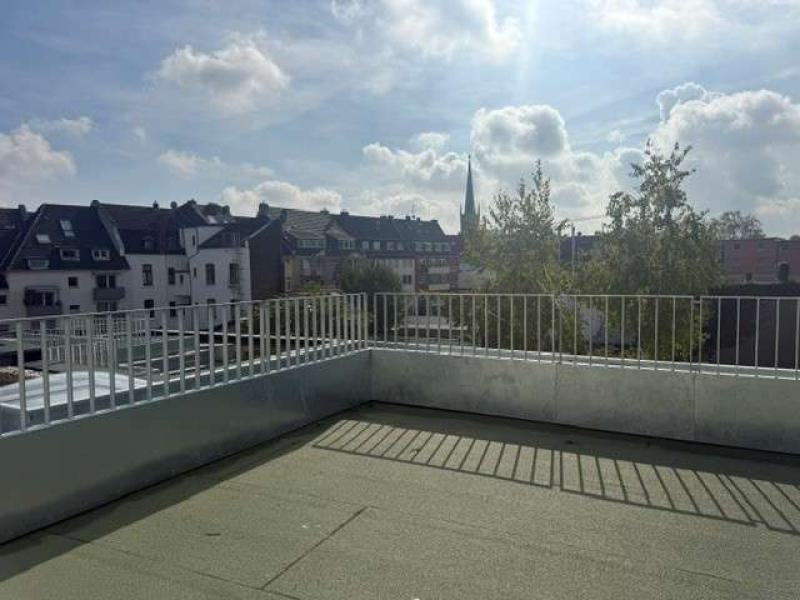 Dachterrasse mit Gelände und umlaufendem Pflanztrog