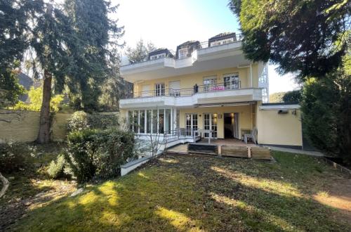 Objektansicht mit eigener Gartennutzung und angrenzender Terrasse