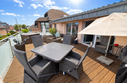 Moderne Dachterrasse mit Essbereich